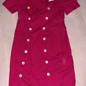 Betty barcley klänning - Rosa klänning med dubbel knäppning från min farmor. Stlk något krympt 40/42
