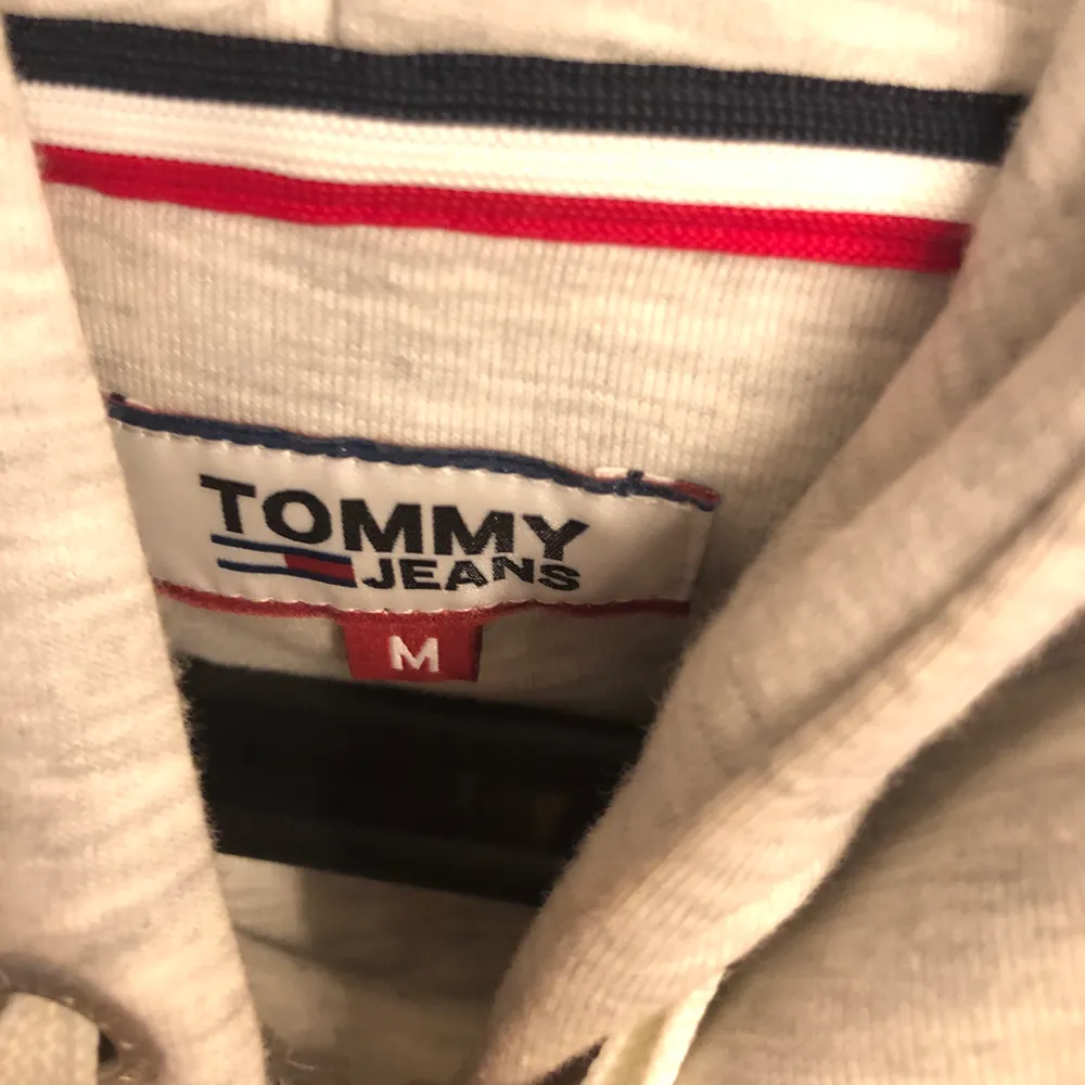Säljer denna hoodie från Tommy Hilfiger Jeans i storlek M! Använd ett fåtal gånger, därför är den i ett bra skick. Skriv för fler bilder 💞. Tröjor & Koftor.