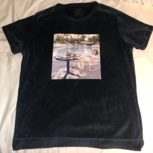 Limitato T-shirt, passar XS herr - Nästintill oanvänd, säljer billigt för att jag ej använder! Nypris 1500, betalning endast via Swish. Köparen står för frakt, spårbar!