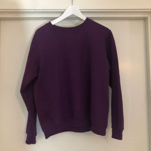 Sweatshirt  - En unik sweatshirt i en mörklila färg, köpt på beyond retro och säljs nu pga pengabrist🥰