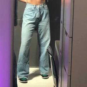 Blåa jeans - Coola jeans från Zara! Storlek 38, med de är baggy i benen. Jag är 175 cm lång, så de är ganska långa men går självklart att klippa eller sy upp! Använda, men inget som märks på kvaliteten! Budgivning vid intresse! 🥰 högsta bud: 310