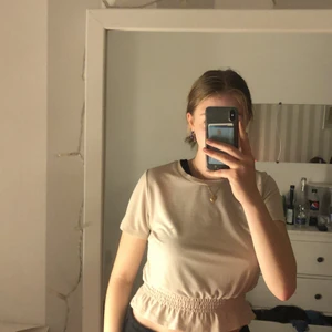 Gullig top från Gina  - Riktigt fin top/t shirt från Gina tricot med en liten resår i midjan. Beige så går att matcha till mycket! Älskar denna, riktigt bra basplagg och passar till mycket. Kommer tyvärr inte till användning längre:/ storlek S