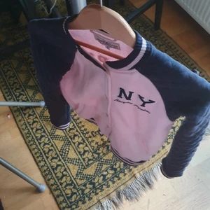 College jacket  - Jätte fin college jacket och stylish. köpte I USA. Passar small och medium.