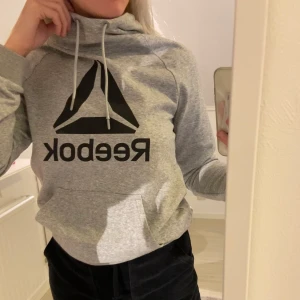 Hoodie  - säljer min reebok hoodie eftersom den inte kommer till användning, använd fåtal gånger och är som ny‼️ storlek S, kan skicka mot fraktkostnad🌸
