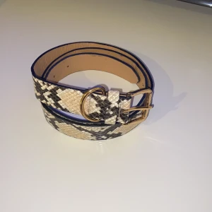 Skärp - Säljer detta snygga ormskinn skärpet därför det tyvärr inte kommer till användning. Nästan oanvänt.