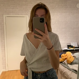 Randig knyt topp - Jättefin omlott topp, dock är knuten mer för dekoration än funktion. Säljer då den ej kommer till användning, var absolut en favorit tidigare. Går att stylea med det mesta.