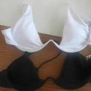 Bikini topp - Står storlek S på bikini topparna, skulle säga att de passar en med storlek A.  Den svarta är använd endast 1 gång, och den vita är helt ny. 50kr styck / 80kr för båda.❤️ EDIT: endast svart kvar.