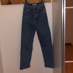 Jeans  - Jättefina momjeans ifrån nakd, kommer inte ihåg original priset men säljer för 100kr, är 165 och dom går ner till mina fötter.