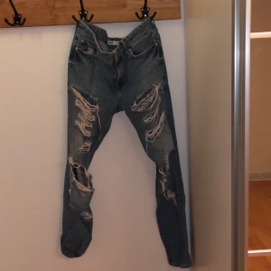 Jeans - Ett par väldigt håliga mom jeans ifrån Gina, 50kr