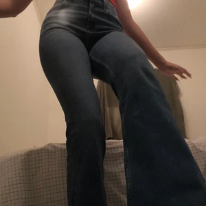 Utsvängda jeans - Säljer ett par fina utsvängda lee jeans som aldrig kommit till användning där av jeansen är lite lite för korta då jag är 169, inga slitningar alls och lappen sitter fortfarande kvar jätte bra kvalitet, köpta för 1059kr W27 L31, jätte bra passform