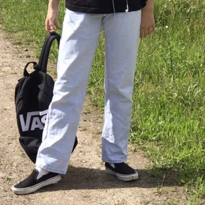 Lee straight leg - Lee straight leg jeans- Går inte att köpa dem längre då dem är köpta på 90 -talet, väl använda men syns knappast! Köptes för ca 1000kr💓 Endast spårbar frakt för 66kr då jag inte vill riskera slarv i posten💗