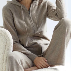 Cashmere hoodie med zip - Intressekoll på min supersnygga hoodie, buda hur mycket ni hade kunnat lägga på den💕💕💕💕