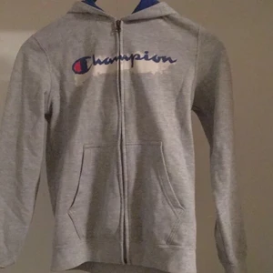 Champion tröja (grå) - En fin grå tröja, aldrig använd, det en en barn storlek fast passar XS-en liten M skulle jag nog säga, köparen står för frakten❤️
