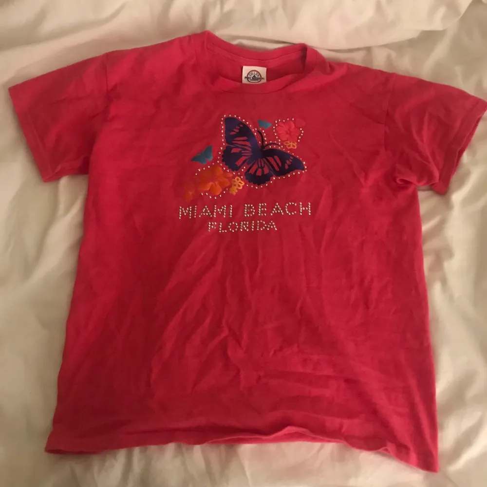 Unik supersöt tshirt med stenar o bling, y2k vibe🥺Funkar Xs-M beroende på hur tajt den ska sitta, fint skick✨. T-shirts.