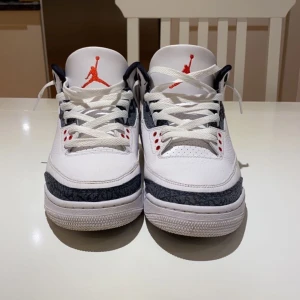 Jordan 3 SE Denim 2020 - Nya Jordan 3 köpta från SNKRS appen på drop. Storlek 43 (US 9,5). Skick: 9/10 väldigt fräscha skor