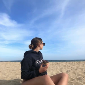 Hoddie från H&m  - Säljer denna super fina och sköna hoddie i super skick! Nypris 299kr säljs för 100kr. Intresserad oxh vill ha fler bilder så löser jag det💕