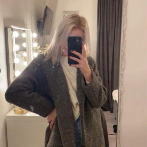 Grå kappa - Se även mina andra auktioner. Om du köper mer samfraktar jag. 150kr och 95kr i frakt