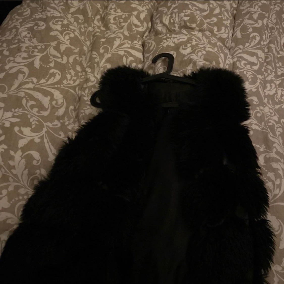 Svart pälsväst - 90