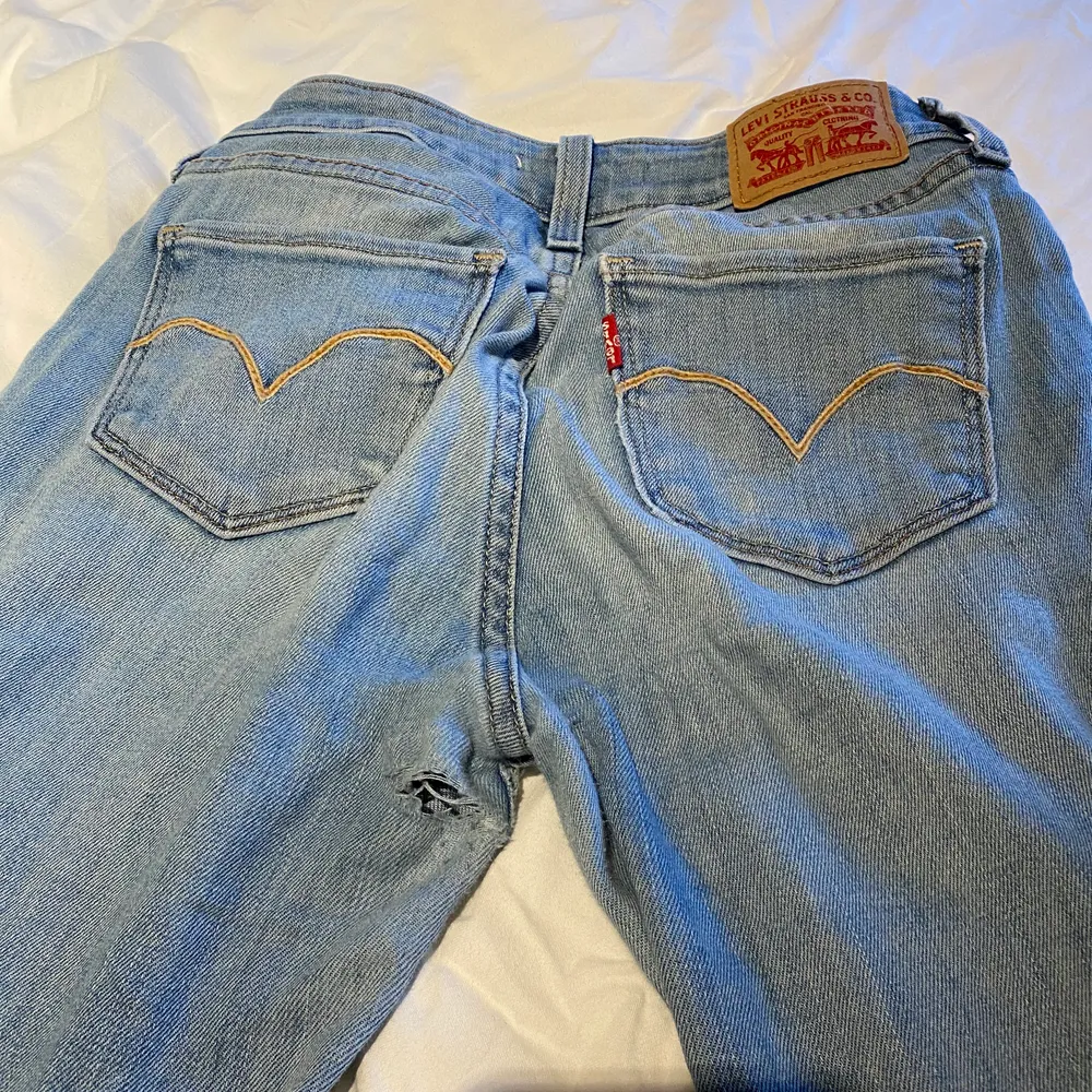 Lågmidjade Levis jeans. Har lite slitningar, ett hål på rumpan men syns ej vid användning. Köpare står för frakt✨. Jeans & Byxor.
