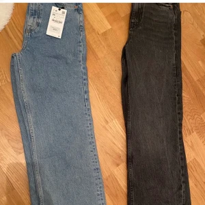 34 - Säljer dessa två par jeans fårn zara med prislappar kvar skriv för mer frågor ❗️blå är sålda