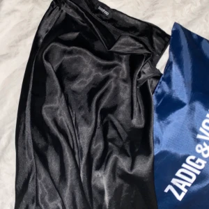 Långkjol -  kjol i silkes aktigt material från Bohoo! Jätte snygg passform och bra längd 🥰