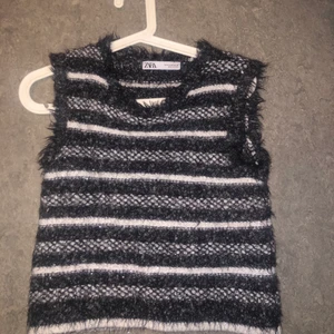 Stickad växt - Stickad väst från zara. Storlek M men passar men en S.