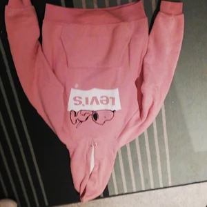 Levis hoddie strl M - Köpte den i Spanien 1 månad sedan men jag gillade det inte längre men den är helt ny. 