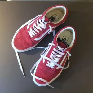 Röda vans - Ett par röda suede vans i storlek 39. Använda Max 3 ggr!