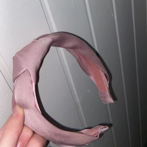 Rosa diadem  - Säljer mitt oanvända diadem i fin färg för 40kr, frakt tillkommer💞 