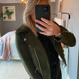 Mörkgrön jacka i mocka från Zara  - Supersnygg mörkgrön jacka från Zara i mocka. Storlek XS men passar som S också 💕💕 