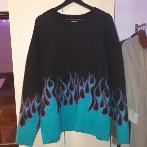 Weekday flame knit  - Knappt använd, storlek s men sitter väldigt oversized så passar upp till L! Kan mötas upp i Uppsala.
