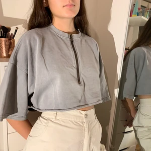 Topp - Croptop från missguided med dragkedja, skön att ha på sig. Väldigt bra skick! 