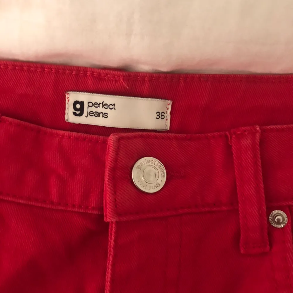 Säljer dessa ascoola röda jeansen🥰 Jag är för små för dom så jag har ingen bra bild med mig med dom på förutom den på bild två💕. Jeans & Byxor.