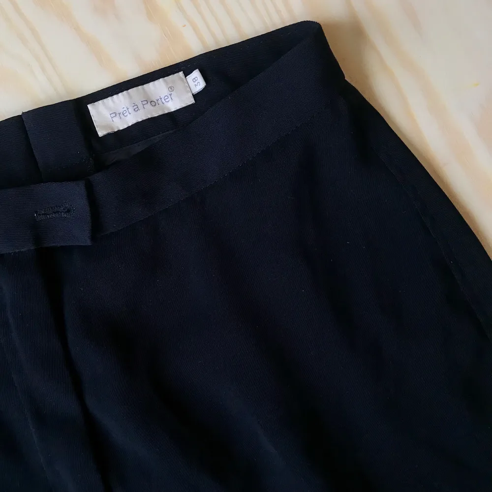 Svarta, enkla men snygga kostymbyxor. Utan fickor både fram- och baktill. Storlek 38.. Jeans & Byxor.