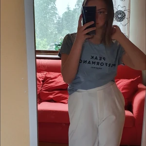 Ljusblå äkta peak performance T-shirt  - Den är i fint skick. Köpte den för 400 men säljer för 120(frakt ingår)