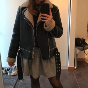 Vinterjacka - En svart vinterjacka i skinnimitation med beige päls inuti från Nakd. Varm och skön och passar bra till vintern. ❄️ Bältet går också att ta av. Jackan är i fint skick och finns inga slitningar 🤜🏽 jackan hette belted biker jacket på hemsidan