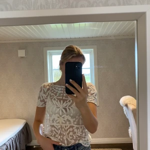 Topp i broderat/mesh? - Fin kvalite!