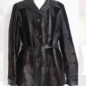 kavaj  - Säljer en kavaj som saknar materiallappar! den är i ett material som liknar päls och skinn men är osäker på om det är äkta eller  imitation!                                        Jag har aldrig använt jackan men köpte den second hand. Jag skulle säga att det är en lite rymligare storlek 36, men även storlekslapp saknas. Den är fodrad, så perfekt nu i höst/ början av vintern :) 