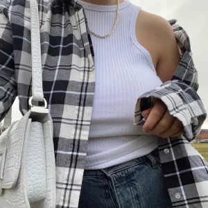 SKJORTA - Skjorta i storlek 42 men sitter som en S/M. Toppskick! BUD: 70 kr + frakt 🚚 