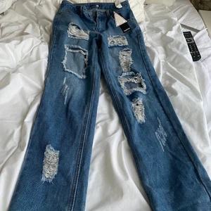 Mom Jeans Boohoo - Mom jeans ifrån Boohoo.                                                       Helt nya, säljer då det inte riktigt var min stil.                           70kr + frakt