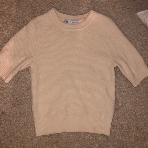 Kortärmad tröja från Zara - En beige kortärmad tröja från Zara. Använd fåtal gånger därav bra skick. Kan mötas upp i Stockholm annars står köparen för frakt. 💕💕