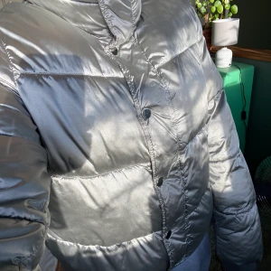 Vinterjacka  - Säljer den här super coola och fina vinterjacka från H&M. Den är i storlek 34. 