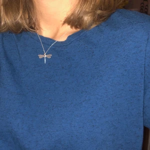 Samsoe samsoe t-shirt - Jätte fin blå t-shirt från samsoe-samsoe. Svårt att få med färgen på bildern men första bilden är rätt färg! Det är storlek L men passar mig bra som har M också. 75kr+frakt