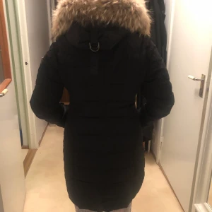 Roco baroco vinterjacka stl 38 - Den är en varm vinterjacka med äkta päls!! Använd i cirka 2 år men är i superbra skick. Finns två fickor med dragkedja och en ficka inuti. Vid köp kan antingen möta upp eller leverans✨✨pris kan diskuteras vid snabb köp:)