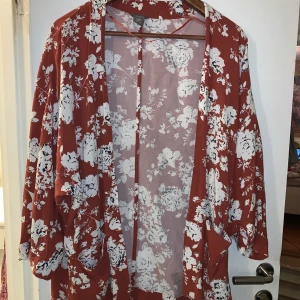 Mysig kofta  - Rensar garderob efter flytt allt är inklusive frakt! 