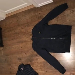 Lyle scott tröja  - Hoodie med dragkedja, super skön men använder inte längre för de inte riktigt är min stil längre Storlek L men sitter som M