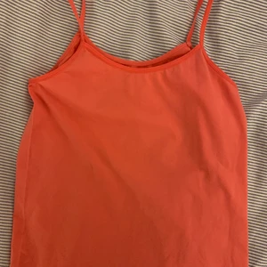 rosa tanktop  - Skitball rosa tanktop men ett SÅÅÅ skönt material. Det är stretchigt och typ lent (???). Den är däremot aldrig använd och därför helt felfri! ✨✨