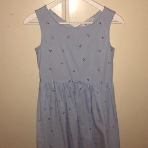 Klänning från HM🌸 - En klänning från H&M som endast är använd ett fåtal gånger. Säljer pga för liten för mig🌸❤️ köparen står för frakten✉️📪 Blå randig klänning med små söta körsbär på🍒 Mycket bra skick!