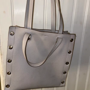 Zara väska  - Jättebra skick, säljer pga använder ej. Skulle säga att väskan är i ”mella-storlek”