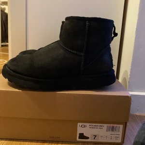 Uggs - säljer mina svarta uggs i storlek 38, använd 1 vinter❤️ i använt skick men funkar precis som de ska! skriv för fler bilder ☃️